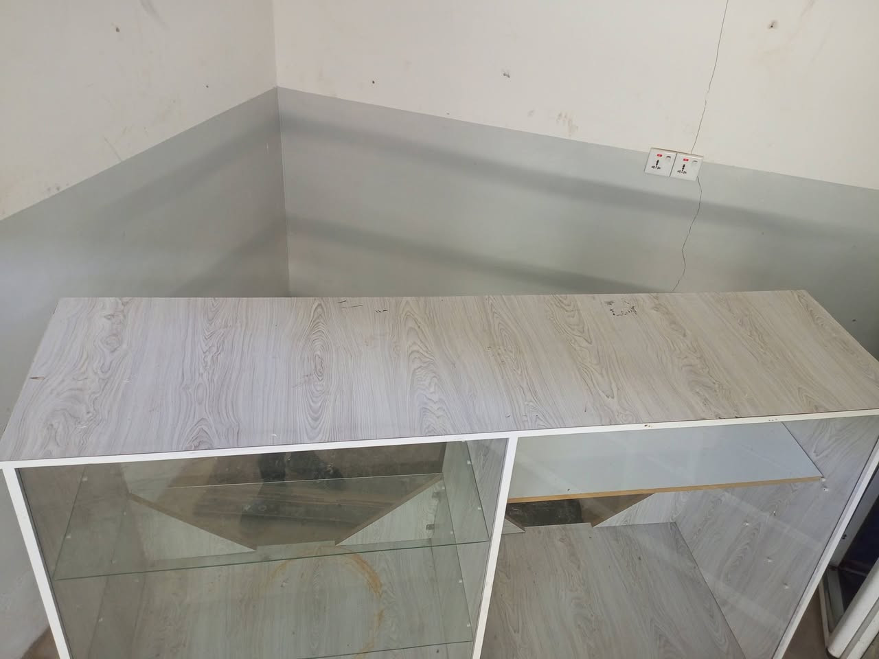 السلام عليكم
ميز لكلشي يرهم مرتب ونضيف حيل
رفوف جام سعر 70 وبي مجال 
رقم ***********
وتحياتي للجميع
