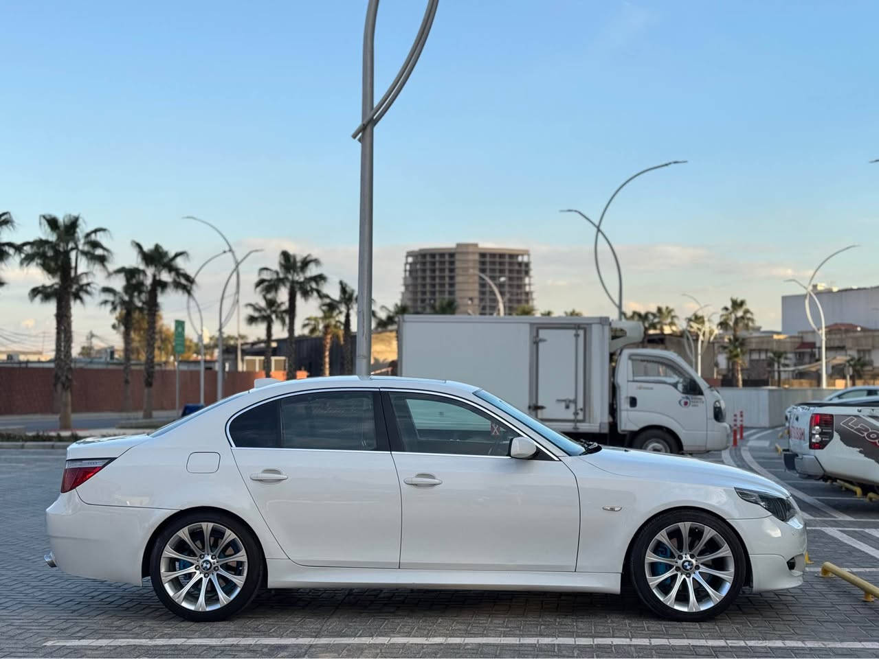 BMW E60 2008
مۆدیل ٢٠٠٨ ٥٣٠ نۆزل کورت بێ سبوغ پێش و پشتی کامل کرایتە ئێم ویلی ئێمە فول مواسەفاتە ناو زەردە سلایتە گێر مەکینە ئەکسل تەبرید بەشەرت لەسەر دەقی شەریکەی مایتەوە هەموو شتی نوێیە هەمووی لەسەر دەقی بیلادیە 
سعر ١٤٨ وەرەقە و مەجالەکی برایانە 
شوێن هەولێر 
ژمارە مۆبایل *********** أربيل, العراق
