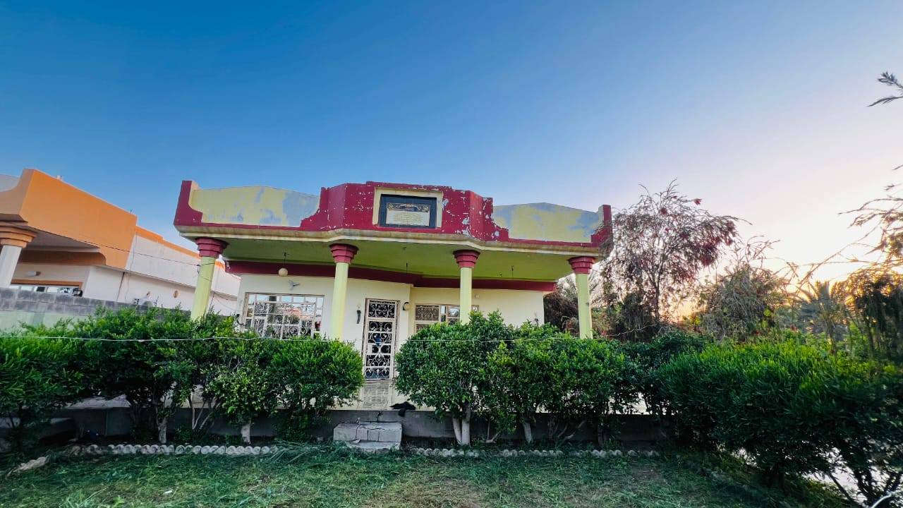 *🏡 بيت للبيع - ديالى / ناحية دلي عباس 🏡*

*المساحة والبناء:*  
- *المساحة الكلية 1700 متر 
- *مساحة البناء*: ٢٥٠ متر  
- *السند*: طابو زراعي سند ٢٥  

*تفاصيل البيت:*  
- غرفتين نوم  
- صالة  
- مطبخ  
- حمام  
- استقبال  

*مواصفات القطعة:*  
- مسيجة بالكامل  
- مشجرة حمضيات ورمان  
- خطين مياه: إسالة + بير غطاس  
- واكو قطعة بصفها مسيجة همين  

*الموقع:*  
- ديالى - ناحية دلي عباس  
- قرب الشارع العام، يبعد كيلو واحد فقط  
- تبليط لحد باب البيت  

*للسعر والاستفسار:*  
الأستاذ عماد الجبوري  
📞  ***********

---

بيت جاهز ومساحة أرض كبيرة مع بستان حمضيات ورمان، موقع عملي قريب عالشارع.
