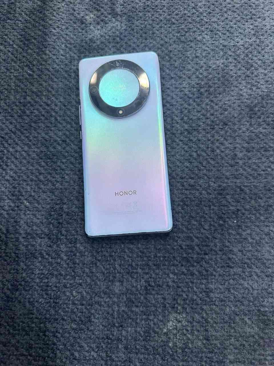 السلام عليكمHonor x9a 5g 
للبيع ذاكره 128 رام 5+8
لون سلفر نظيف بس بي فطر بالكامره وما مأثره عل كامره تصوير واضح يعني وطبيعي السعر 240وبي مجال بصيط
جهاز كلش نضيف ويا كارتونه عنواني البلديات للستفسار *********** بي واتساب
