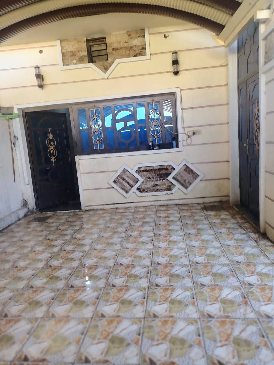 #بيت للبيع في بابل حي المعلمين مطل على ساحه مقابيل مول اهل الخير طهمازيه طابو صرف بسعر جيد
#مساحه البيت 200متر بناء حديث 
الواجهه 10متر...
نزال 20متر...
#البیت ركن على شارعين 15متر والفرعي10متر 
#الموقع قرب ملعب علي ناصر في حي المعلمين قريب جدا من شارع الطهمازيه الرئيسي....
البيت بناء حديث درجه اولى..
عرض الشارع 15متر ..
#يتكون البيت من طابق واحد فقط..
( كراج . طارمه. استقبال. مطبخ. صاله. صحيات داخليه وخارجيه. غرفتين نوم. درج . بيتونه.)....
#بناء 2015
#خدمات كامله ماء وكهرباء ومجاري باقي بس تبليط ومشمول بتبليط بس يكملون الأكرمين يدخلون ع المعلمين..
⬇️⬇️⬇️⬇️⬇️⬇️⬇️
#البيت بناءه جدا نظيف ودرجه اولى موقعه ممتاز مطل على ساحه مستقبلا متنزه تصير...
#سعر البيت جيد مقارنه بموقعه 🔥 
للاستفسار اكثر الاتصال على الرقم........ ***********
