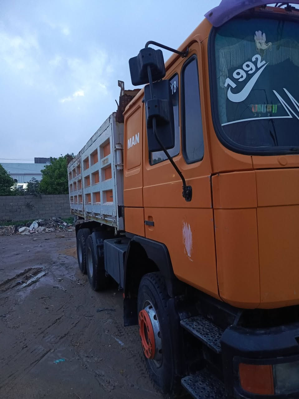 مان سكس موديل 82 محدثه 96 رقم انبار محرك 28 كير 111 مجموعه نص بوربرن شاصي بلادي مكفول 
سياره جاهزه 
سعر 140 وبيها مجال 
مكان سياره الانبار رمادي 
***********
