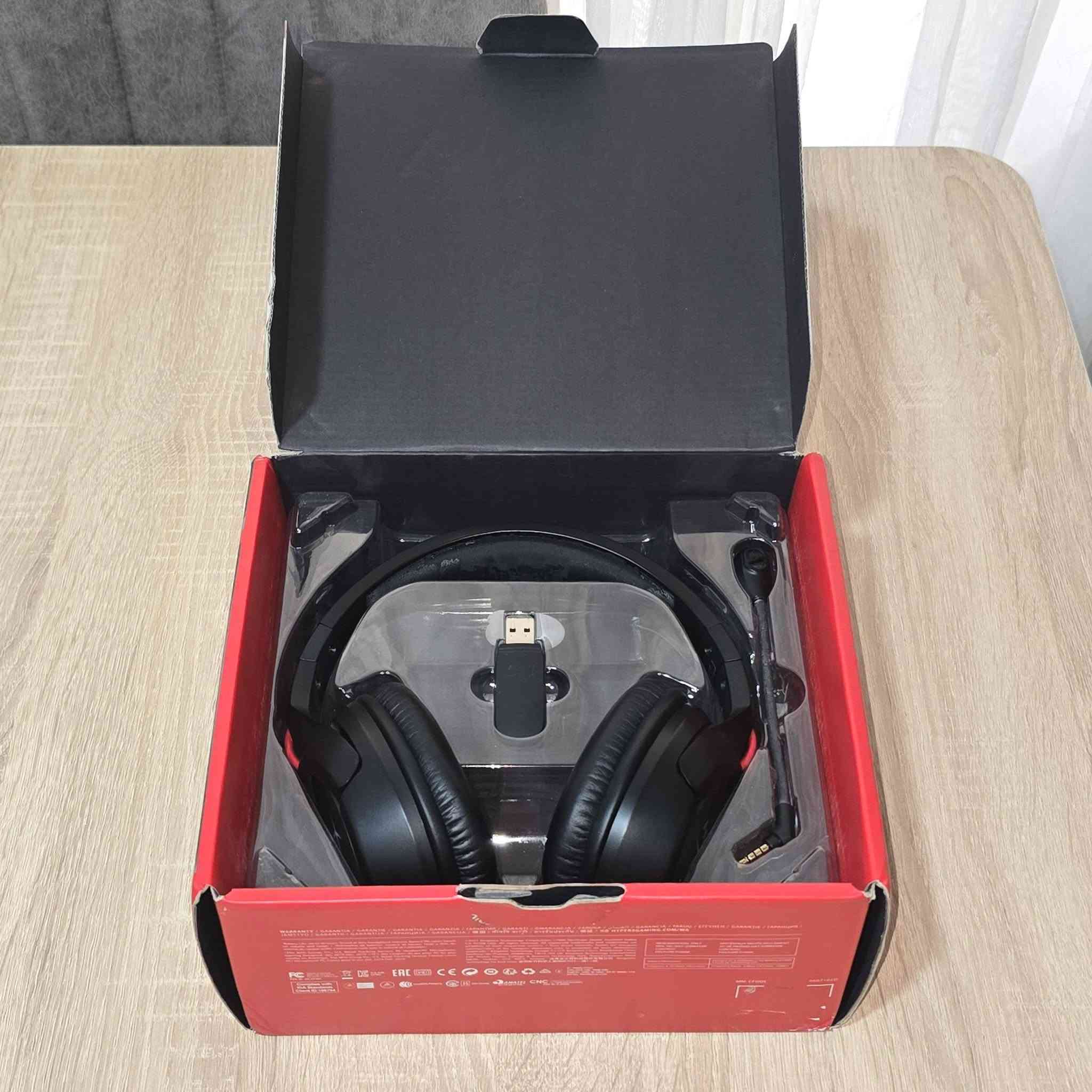 هێد سێتی گەیمینگ بۆ فرۆشتن لە مارکەی هایپەر ئێکس...

- جۆری بێ وەیار (وەیارلێس)، بە هیچ جۆرێک دەنگ دواناخات.
- باتریەکەی لە توانایدا هەیە بۆ ماوەی ٣٠ کاژێر کار بکات.
- بۆ هەموو پلاتفۆرمەکان گونجاوە، پلەیستەیشن و ئێکس بۆکس و کۆمپیوتەر و مۆبایل.

گەیاندن بەردەستە...

نرخ: ٥٠ هەزار دینار.

بۆ پەیوەندی:

0770 103 3169

___________________

وردەکاری تایبەتمەندییەکانی:- 

Connectivity: Wireless 2.4GHz - USB-A Wireless Dongle

• Battery Life: 30 hours: LED off

• 18 hours: Breathing LED

• 13 hours: Solid LED

• Frequency Response: 20 Hz to 20,000 Hz

• RGB: No

• Platform Compatibility: PC, PlayStation 5, PlayStation 4, Nintendo Switch, Xbox Series X|S / Xbox One (Wired Only), Mobile

• Surround Sound: No

• Noise Cancellation: No

• Gaming grade 2.4GHz wireless connection, with up to 30 hours of battery life

• Signature HyperX comfort and immersive in game audio

• Durable, adjustable steel slider

• PC, PS4, and PS4 Pro ready

• 90° rotating ear cups with LED lighting effects

• Intuitive on board audio and mic controls

• Detachable noise cancellation microphone: Microphone engineered to function only when in wireless mode and only on PC and PS4
