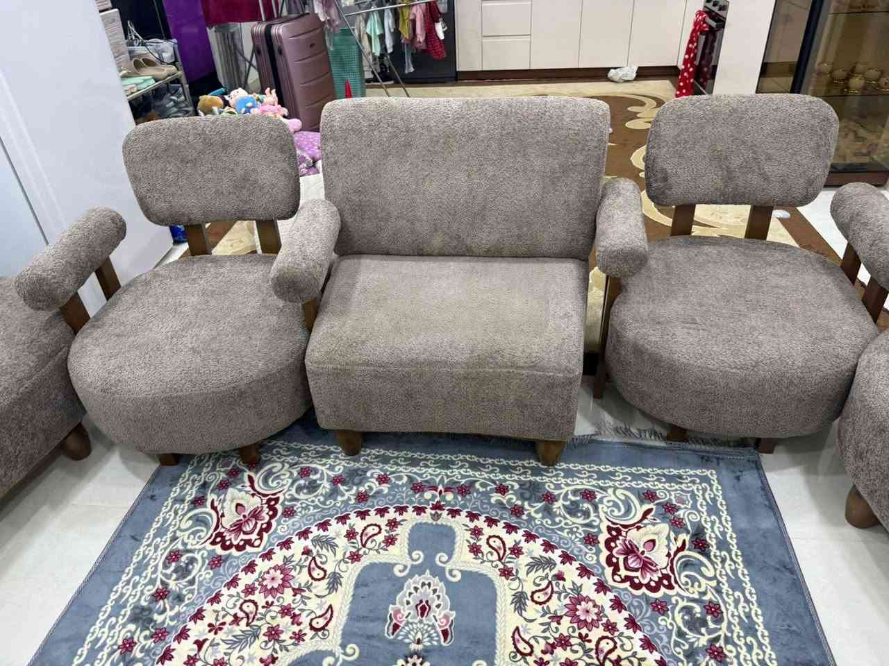 السلام عليكم
تخم قنفات موديل (بانده) تركي 
11نفر و6كوشات 
خامية خاولي 
والخشب طبيعي (خشب سنديان)
استعمل 3اشهر يعني اخو الجديد 
سبب البيع (صغر المكان)
مكاني النجف الاشرف 
للتواصل واتساب 
*************
