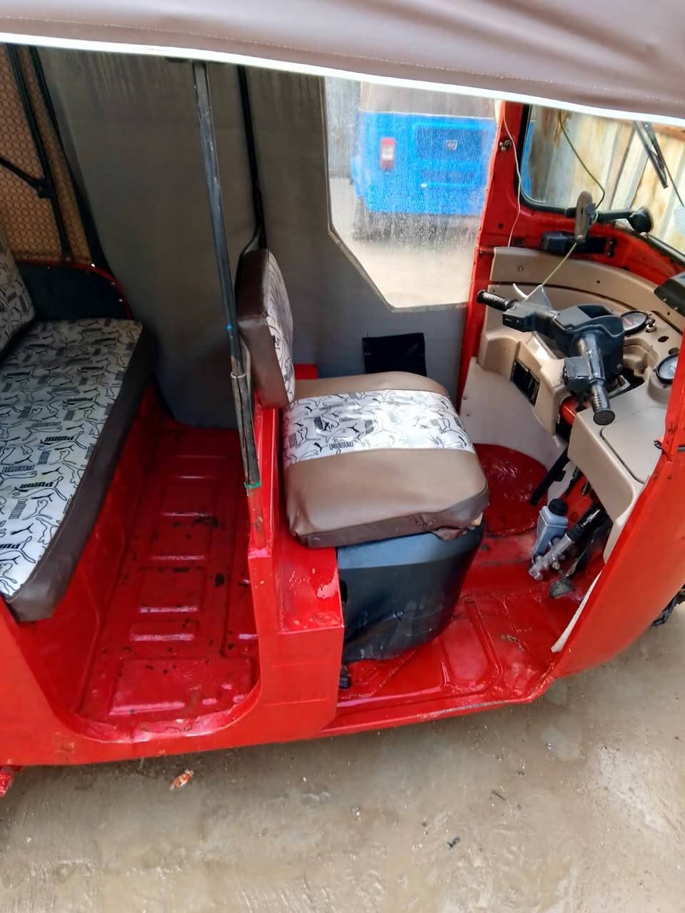 سلام عليكم تكتك للبيع موديل 18 شهر 12 اوراق اصوليه 7 مال عيشه السعر 3600 مكان بغداد العييدي حي الرئاسه رقم ***********
