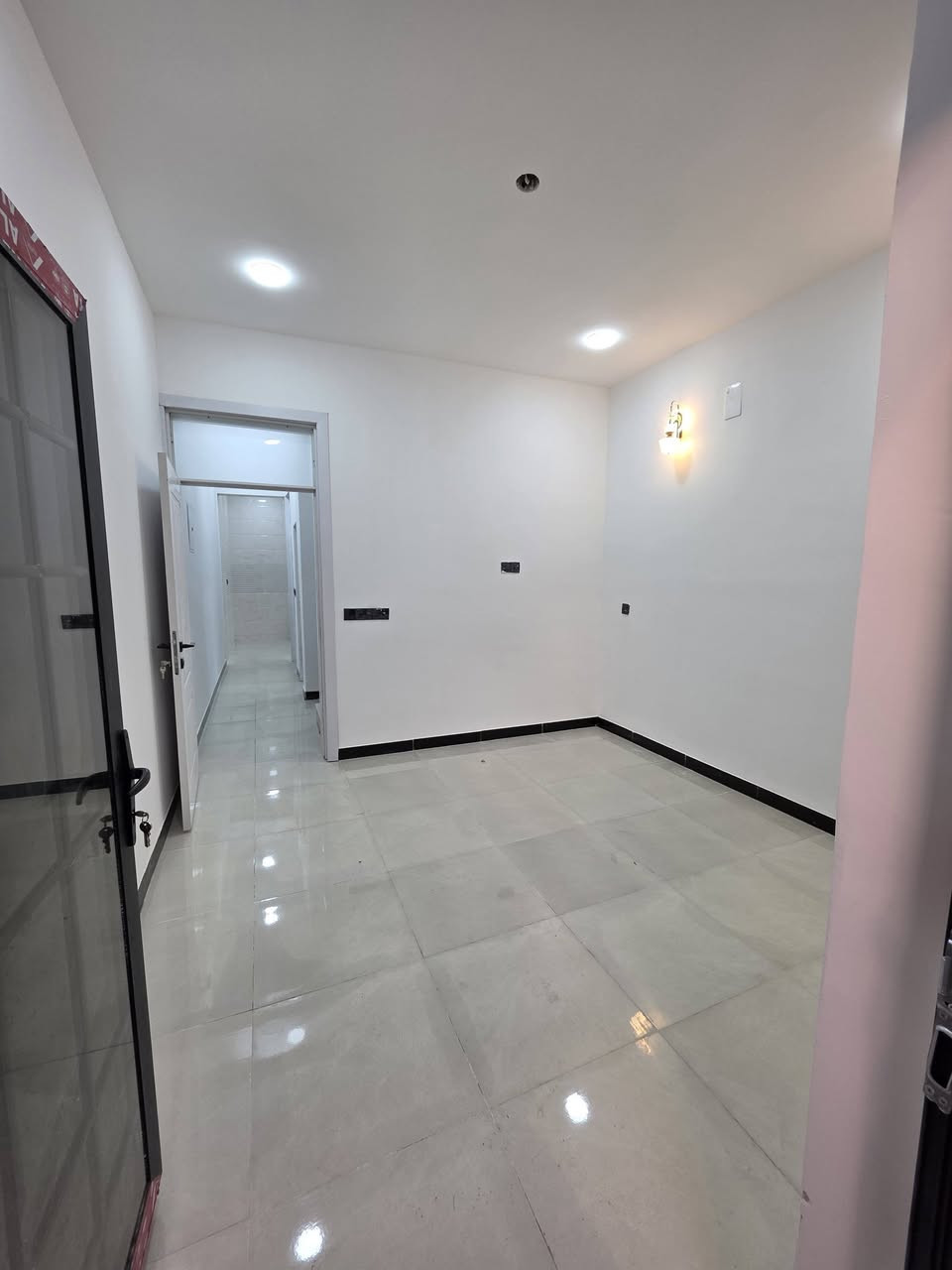 السلام عليكم ورحمه الله وبركاتهُ
#يعلن_مكتب_تبوك_للعقار 

دار للبيع مساحة 50م واجهة 4م نزال 12.5م 

الموقع : حي الجهاد _ ديوان المخابرات_ خلف شارع 60 

يحتوي على طابقين ونصف 

الطابق الاول : استقبال + مطبخ + صحيات + منور 
الطابق الثاني : 2 غرف نوم + صحيات 
الطابق الثالث : غرفه نوم + بيتونه + سطح امامي

بناء حديث 2025 غير مسكون 🔑

للأستفسار : *********** وسـام ☎️
