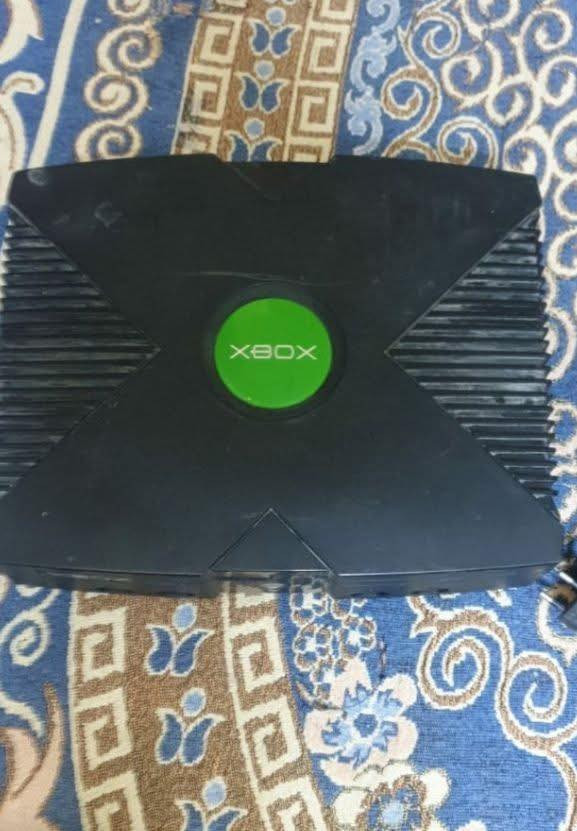 اكس بوكس اورجنال 
نظافه فول بدون يدات 
تحويرة وكيبل بور وياه  نظام هارد العاب
السعر ٥٠ الف بغداد الشعب يوجد توصيل
*********** واتساب
