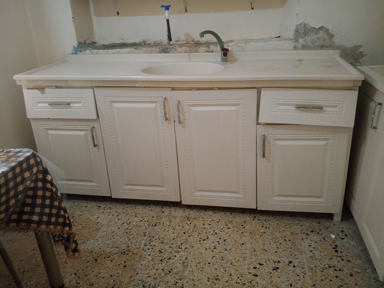 اغراض للبيع
كونترات 
مع ميز وكراسي
مع ابواب خشب
التواصل على الرقم 
***********
