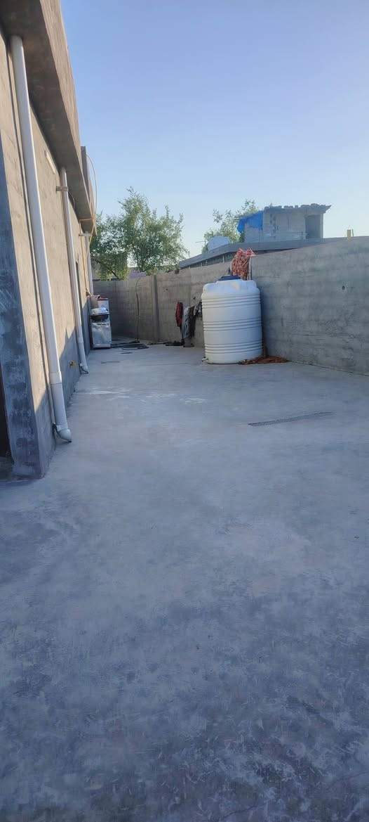 سلام عليكم بيت زراعي بابو منيصير كامل يحتوي على غرف 2معا استقبال وحمام داخلي وصاله جبيره ومطبخ معا صحيات خارجيه مساحه البيت معا الكاع 270السعر 65مليون وبيه مجال رقمي ***********
