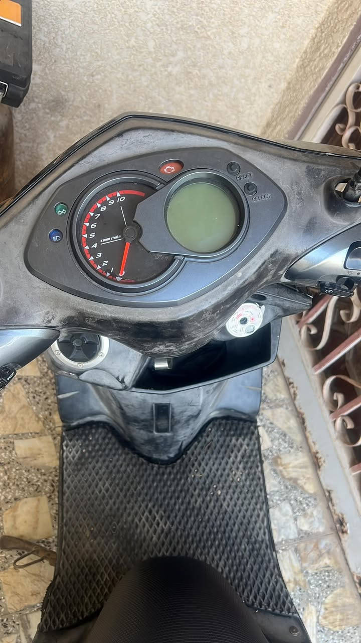 السلام عليكم 
سكنس فحل كابريتر الدراجه نظيفه وخير من الله كله شغاله 
كهربائيات 
سلف 
السعرة 700 وبيه مجال 
بغداد قرب بسمايه
***********
