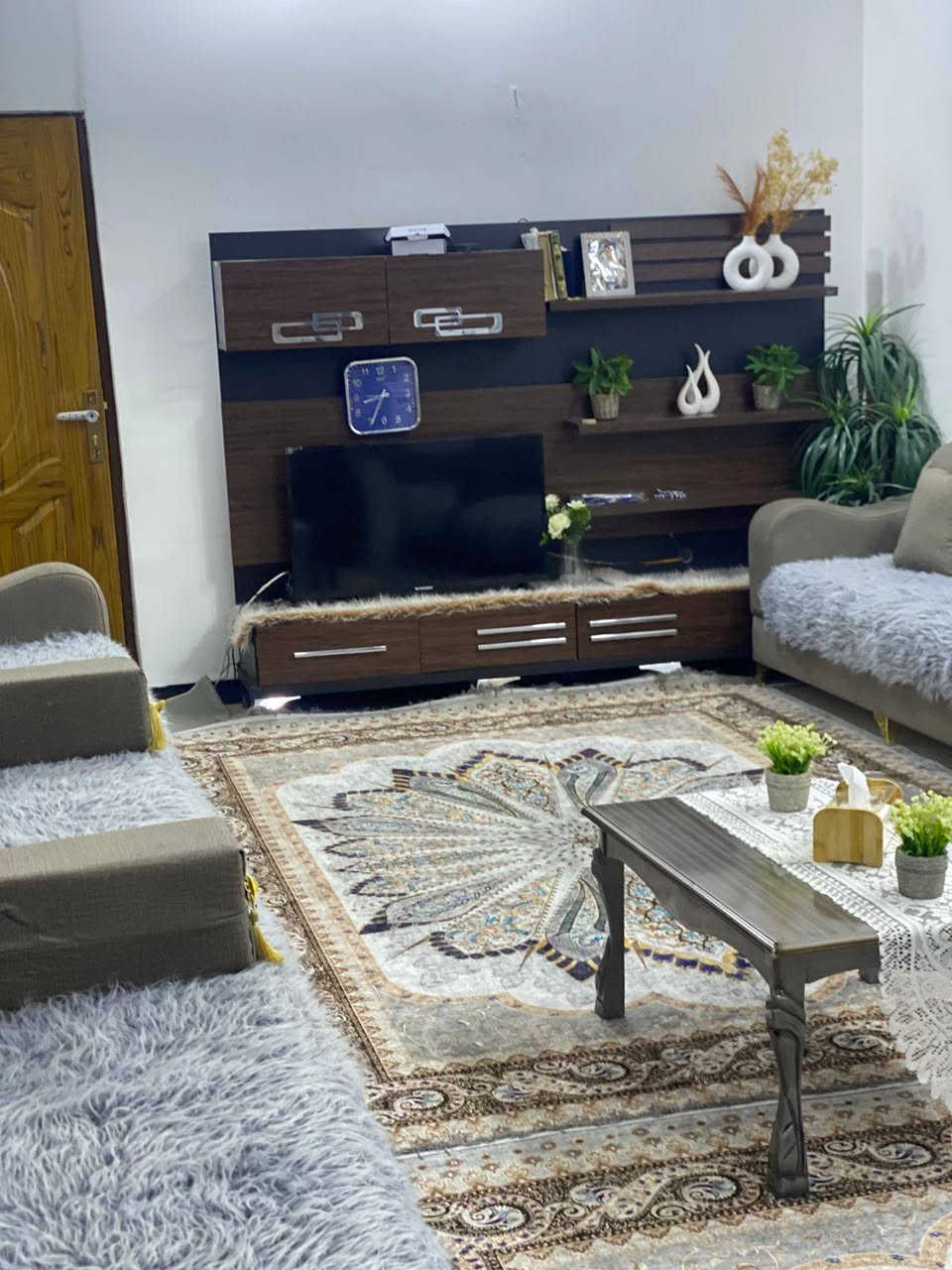 السلام عليكم
دار للبيع 
المساحه 520
الواجهة 20متر والنزال25متر
بناء طابوق السقف صب 
بناء حديث 
طابو زراعي سند25 تحويل مباشر 
العنوان /محلة البو عاشور شارع مطعم تاج محل 
الدار ركن على التبليط مباشر 
عرض الشارع الفرعي 7متر 
 
التفاصيل أكثر ***********
