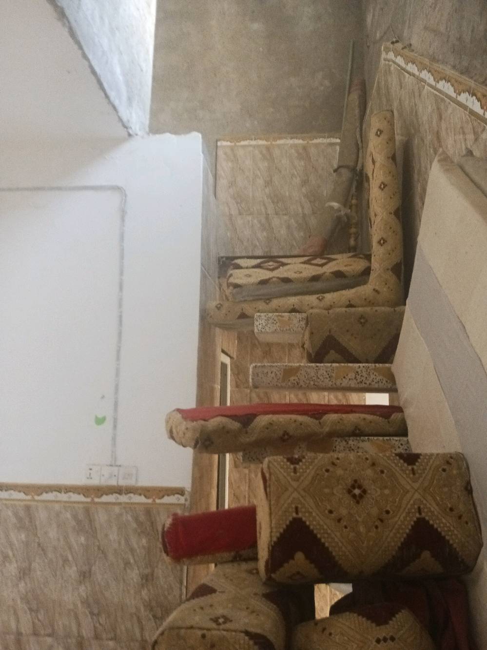 السلام عليكم صاحب البيت بيت للايجار جديد ومرتب بي غرفة كبيرة + صالةكبيرة  + مطبخ + مكشوفة وصطح بي خزان وكيزر مساحتة 60 متر  الموقع النجف الاشرف حي نداء شارع 60 قرب جامعه الكفيل كفى اسواق الغرابي متوفر يمة كافة الخدمات كل شهر بشهرة إجارة 200 للاستفسار ***********موجود وات ساب أو الرقم هاذا اتصال