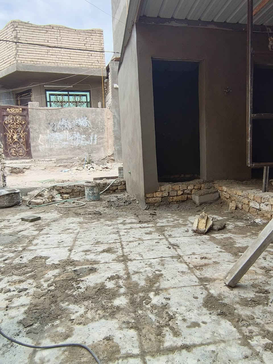 خلفه بناء ولبخ متفرغ
***********
