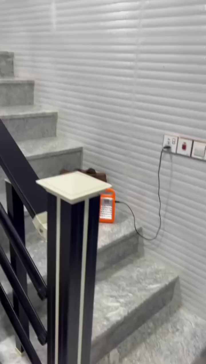 منزل للبيع 
الموقع: الكوت - مجمع الرواد - حي الجامعة.
المساحة: 120 م² (واجهة 6 متر).
• الطابق الاول: غرفة، هول، استقبال، ومطبخ مجمع صحيات.
• الطابق الثاني :غرفه
• كراج سيارة 🚗
📌يُباع مع الكاونتر، المكيفات، والستائر.
✅ بناء حديث. (يباع حر لامطلوب ولا عليه اي دين)
للاستفسار وتفاصيل السعر، يرجى الاتصال على:

📞  ***********
