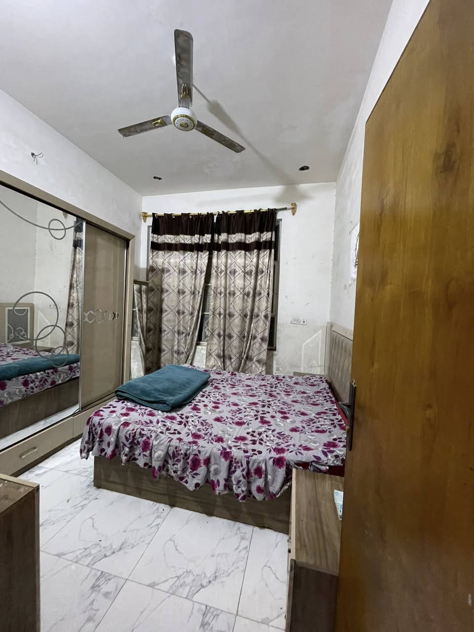 السلام عليكم
بيت للبيع 150م عنوان البيت الرئاسة شارع 20 شارع الساده

للاستفسار ‭0771 191 4157‬
