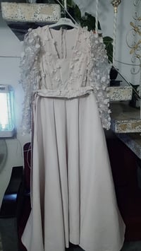 عندي هذه فستان خطوبتي لابسته مره وحده فقط وما عندي حاجه بعد بي اشتريته...