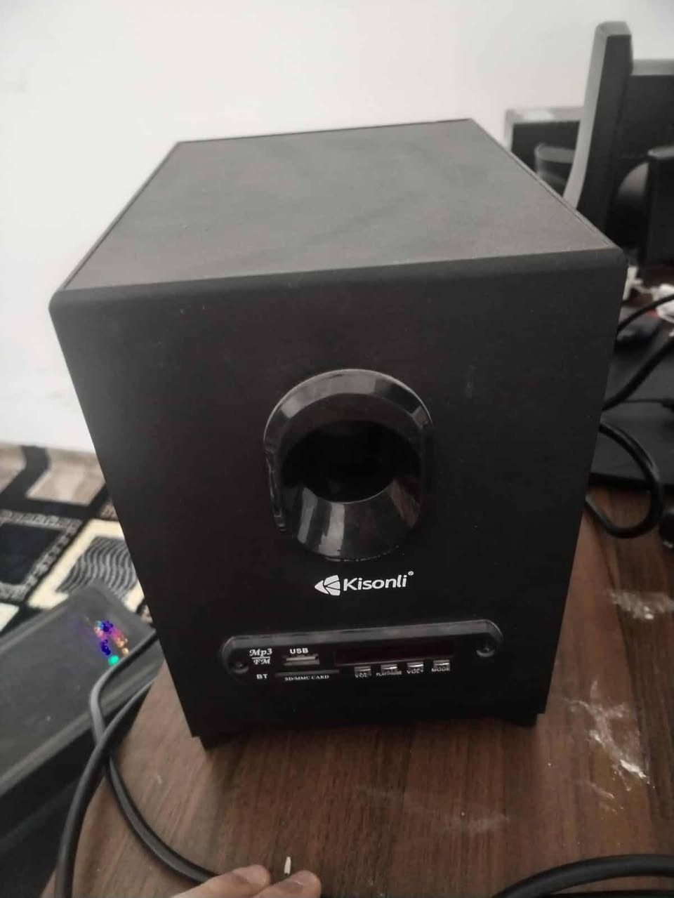 اغراض للبيع
حاسبه للبيع
 💻 للبيع: حاسبة كيمينك (Gaming PC) متكاملة بنظافة ممتازة
الحاسبة نظيفة جداً (مثل ما موضح بالصور نايلون الكيس بعدها عليه) وجاهزة للاستخدام المباشر، مناسبة جداً للألعاب (مثل ببجي، فورتنايت، قراند) وللتصميم والدراسة.
🔍 المواصفات التقنية:
المعالج (CPU): AMD Ryzen 5 2600 (ستة أنوية، أداء قوي جداً بالبرامج والألعاب).
كارت الشاشة (GPU): NVIDIA GeForce GTX 1050 Ti (ذاكرة 4GB GDDR5) - معروف بأدائه المستقر.
الذاكرة العشوائية (RAM): 8GB DDR4 بسرعة 2666 MT/s.
التخزين (Storage): هارد سعة 1.13TB (مساحة كبيرة جداً لكل ملفاتك وألعابك).
اللوحة الأم (Motherboard): Gigabyte B450M DS3H V2 (تدعم التحديث المستقبلي بسهولة).
النظام: وندوز 11 برو (Windows 11 Pro) أصلي ومحدث.
📦 الملحقات المجانية:
شاشة نوع DELL أصلية بدقة واضحة.
كيس (Case) احترافي يحتوي على 3 مروح RGB أمامية للتبريد والشكل المميز.
سبيكر (Subwoofer) ماركة Kisonli بصوت نقي وقوي (يدعم بلوتوث، USB، ورام).
كيبورد وماوس كاملة.


**إذا كنت صاحب هذا الإعلان وتريد حذفه لأي سبب، رجاءا أرسل رسالة إلى الدعم الفني**