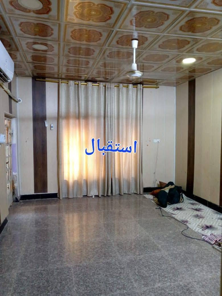 دار للبيع حي الصدر الثاني قرب مدرسة شهيد المحراب يحتوي على غرفتين نوم ٥×٤ وصاله ٩×٥ونص استقبال ٦×٤ ومطبخ ٥×٤ مساحه الدار 200 متر متوفر كافه الخدمات تبليط مجاري ماء كهرباء مدارس  اتصال على الرقم *********** او مراسلة الصفحة واتساب
