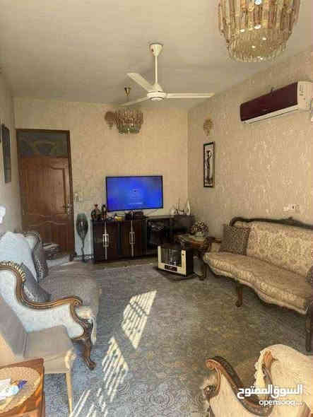 بيت 100 متر مربع ملك عقاري صرف
النزال 25 الواجهة 4
يتكون من
الطابق الاول يحتوي على كراج سيارة وصالة ومطبخ وترك وحمام وغرفة نوم
الطابق الثاني يحتوي على بلكونة وغرفتين نوم وحمام 
الطابق الثالث سطحين وبيتونه

ملاحظات عن مواد البناء 
المطبخ سيراميك اسبناني 
الحمام في الطابق الارضي يحتوي على قاطع زجاجي يفصله عن المرافق الغربي + الحائط سيراميك 
الحمام في الطابق الاول يحتوي مرافق غربي مع تاسيس كامل للغسالة + الحائط سيرامك 

الاستقبال مغلف بورق جدران ذات مظهر جميل 
الغرفة الاخيرة في الطابق الارضي مغلف ب شي بودر ذات مظهر جميل 

سنة البناء 2017

موقعة متميز جداً في شارع عرضة 40 متر وعرض الرصيف الواحد 5 امتار ويحتوي الشارع على جزرة وسطية لركن السيارات
المكان بغداد حي الشعب شارع ماركت الساعدي
قرب مدرسة عمر المختار
*********** محمد السراي 
مكتب ابراهيم السراجي للعقار
