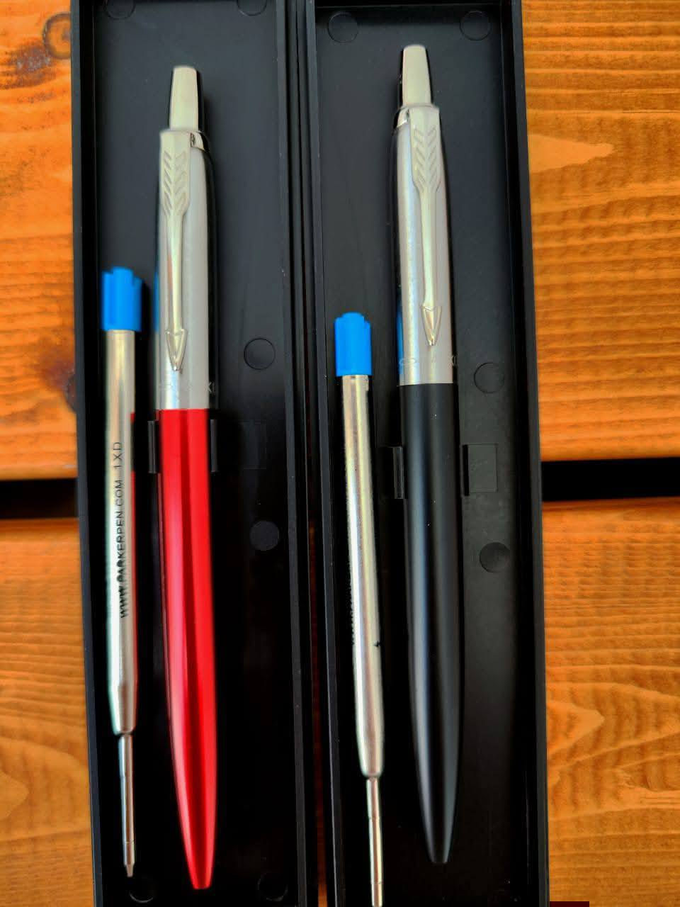 السلام عليكم!

نقدم لكم اقلام جاف باركر الأصلية، غير مستخدمة، بتصميم فاخر ومعدنية بالكامل، وصناعة فرنسية.

# مواصفات القلم:
- الموديل و الصنع: فرنسي 🇫🇷 𝑷𝒂𝒓𝒌𝒆𝒓 𝑱𝒐𝒕𝒕𝒆𝒓 - 𝑭𝒓𝒂𝒏𝒄𝒆 
- الحالة: غير مستخدم
- فترة الصنع : الفينات
- اللب: أزرق حجم 1mm
- البدن: معدن
- الألوان المتاحة: فضي، أسود قاتم، أزرق، أحمر

# عروض خاصة:
1. قلم واحد: 8,000 دينار (بدون توصيل)
2. قلمين: 15,000 دينار (بدون توصيل)
3. ثلاثة اقلام: 20,000 دينار (بدون توصيل)

4. أربعة اقلام: 25,000 دينار (مع التوصيل)
5. عرض الهدايا 10 اقلام :50،000 (مع التوصيل)

ملاحظة : المنتج كما في الصور و بنفس الترتيب علبة بداخلها القلم مع 2 لب اصلي - صناعة القلم و اللب مرفقة صورتها

التوصيل جميع المحافظات 5000 دينار للعروض الثلاثه الاولى

للحجز يرجى مراسلتنا عبر الواتساب او الصفحة
wa.me/9647808448989 
لا تفوت هذه الفرصة لامتلاك قلم فاخر وبأسعار خاصة!


**إذا كنت صاحب هذا الإعلان وتريد حذفه لأي سبب، رجاءا أرسل رسالة إلى الدعم الفني**