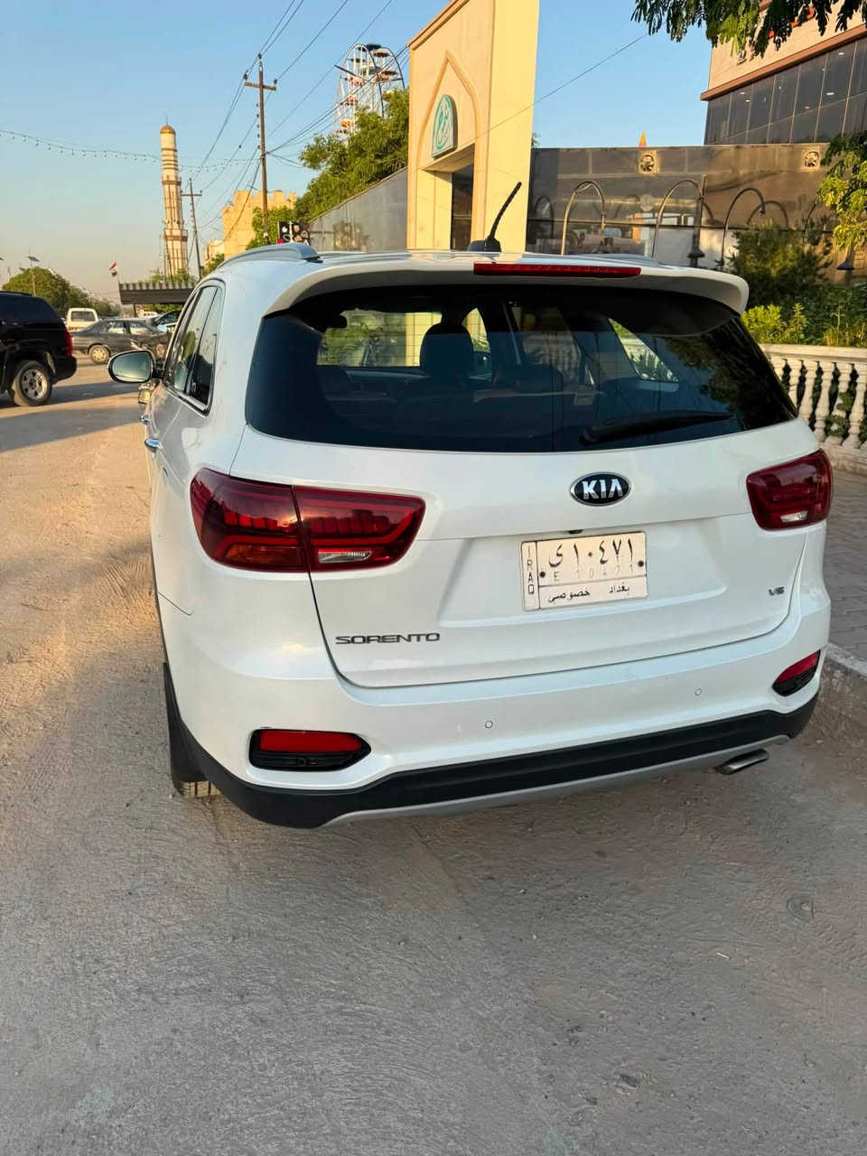 سورنتو 2019فول ماعدة الفتحة
وارد خليجي ومواصفات مميزة جداً.
المواصفات |
 المحرك: 6 سلندر (V6) 
 ناقل الحركة (الكير): أوتوماتيك 8 سرعات مع تبترونك.
 كشافات ضباب رباعية مميزة (مكعبات الثلج Ice Cubes LED).
 ويل كروم كبير الحجم الخاص بفئة الفول.
 حساسات أمامية وخلفية أصلية مدمجة بالدعامية.
 مقابض أبواب وإطارات نوافذ كروم.
 بصمة أبواب (دخول ذكي).
المواصفات الداخلية والراحة:
 3 قطع مقاعد (7 راكب) - غرفة واسعة جداً وجلد فاخر.
 بصمة تشغيل.
 تحكم كهربائي بالمقاعد الأمامية.
 شاشة عرض لمس مجهزة بكاميرا خلفية عالية الدقة ونظام ملاحة.
 تحكم ستيرن كامل مع مثبت سرعة (كروز كونترول).
 تكييف مركزي واصل للقطع الخلفية.
 المسافة المقطوعة (الماشية): [129603] كم. 
مكفولة من كلشي فقط اصبعين جامرلغ خلفي جهة السائق  ( بارد ) 
و 4 اصابع جامرلغ الامامي جهة السائق (بارد ) صور موجودة 
سعر 235 ورقة وبيها مجال بسيط 
رقمي ***********
متوفر واتساب ايضاً
