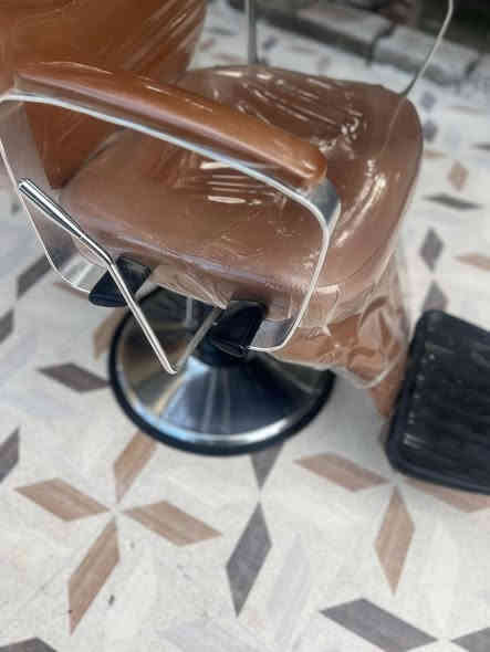 ‏سلام عليكم كرسي حلاقة للبيع النظافة 100% جديد
‏سعر 150 وبي مجال العنوان الحديد 
‏***********
