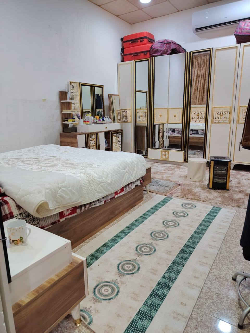 مشتمل البيع حي المعمل العمالية طابقين ٤غرف وصاله ومطبخ ستقبال كراج صحيات المساحه ١٥٠م شارع ١٠م للستفسار ***********
