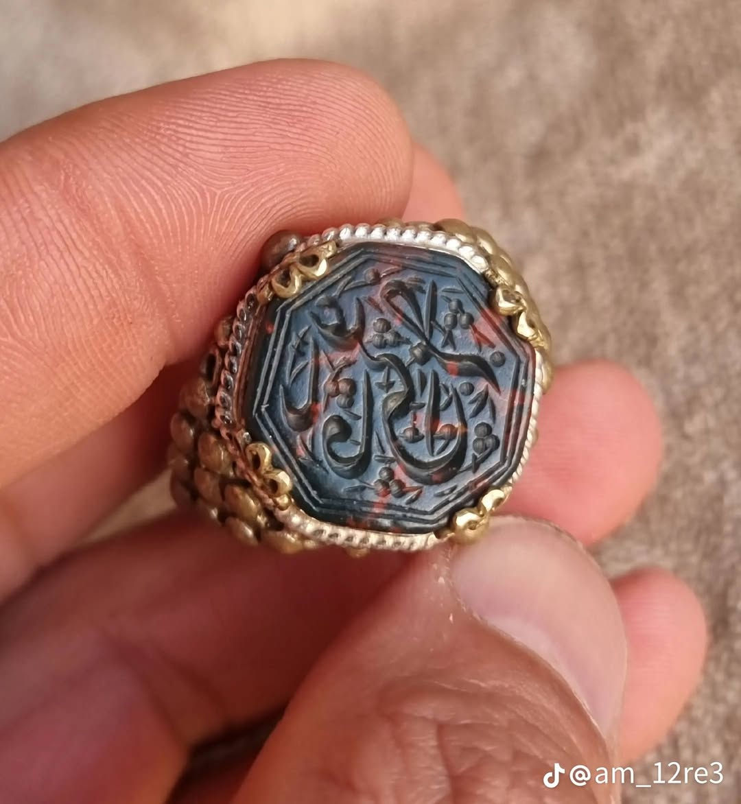 يماني قنداش اخضر قديم مخطوط ( يافاطمه اغيثيني ) صياغه يدويه ثقيله قياس 26 / ملاحضه الصياغه مابيها نحاس كلها فضه فقط طلاء نحاسي للجماليه سعر 175 الف مكاني مدينة الصدر  *********** لٱ يوجد توصيل
