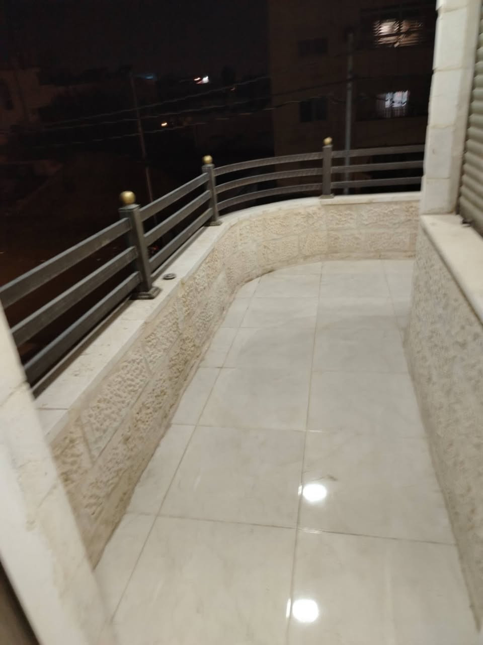 💎💎💎شقه للايجار اربد مجمع عمان الجديد حي الورود 180 متر سوووبر ديلوكس شبه جديده طابق اول فني مع مصعد 
موقع جميل جدا وحيوي
3 غرف نوم واحده ماستر 3 حمامات غرفة ضيوف صاله مع مطبخ وبلكونه 
للإيجار 300 قابل للتفاوض بعد المعاينة 💎💎💎
للتواصل والاستفسار 0798752334


**إذا كنت صاحب هذا الإعلان وتريد حذفه لأي سبب، رجاءا أرسل رسالة إلى الدعم الفني**