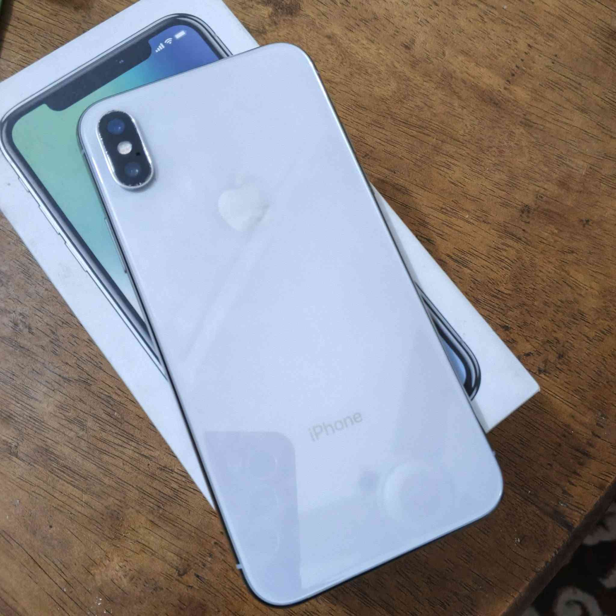 ايفون X نظافة 100% مكفول الجهاز ذاكره 265 تحتوي علبة ع كيبل شحن فقط السعر 150 وبي مجال قليل للاستفسار الاتصال ***********
