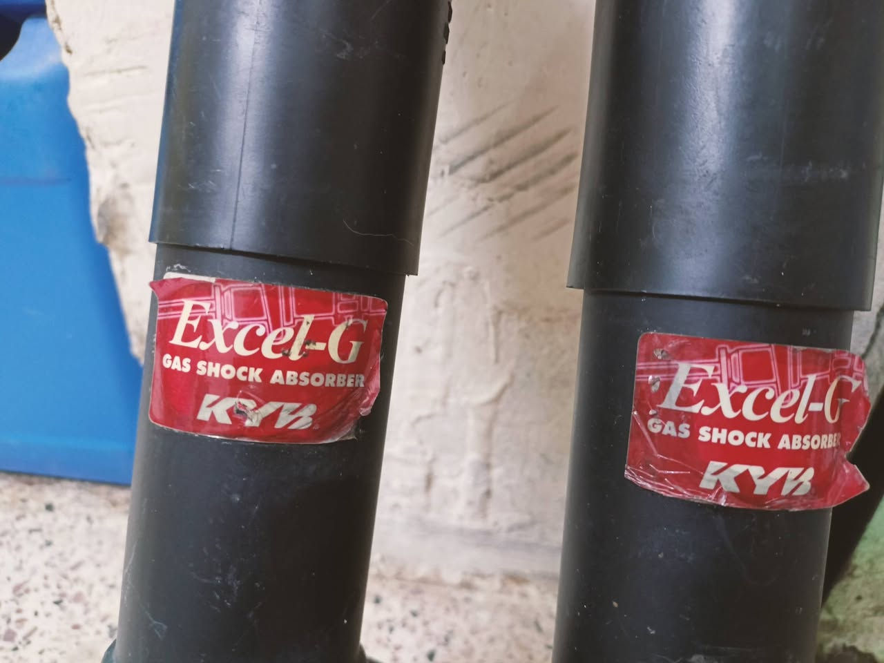 السلام عليكم زوج دبلات امامي يشتغل بثفندر اكستيرا فرانتر نضيفات جدا مال حاويه للعلم ياباني ماركة KYB إصلي ***********
