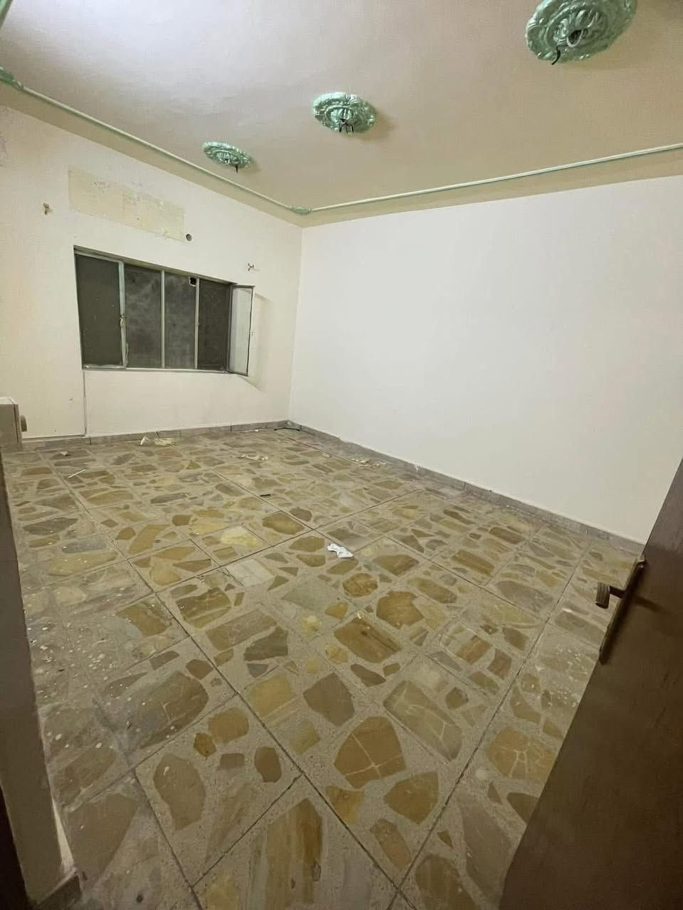 بيت للايجار 300م (نظيف جدا) (#تجاري_سكني)
تفاصيل العقار:- مدخلين
الطابق الارضي كراج حديقة صالة استقبال كبير وخدمات صحية وغرفتين نوم وهول حولي ومطبخ كبير

الطابق الثاني ثلاث غرف نوم (وحدة سويت) وخدمات صحية وهول حولي

الموقع:- على شارع المركز نفسسسسة (موقع تجاري) قرب الدخول موقع مميز 

السعر : مليونين و750 الف  اذا كانت مقدمه 3 اشهر) 
ومليونين و500 الف (اذا كانت مقدمه 6 اشهر او سنه ) 
للاستفسار :***********

العقار حصرا لدى الكوخ للتطوير والاستثمار العقاري
