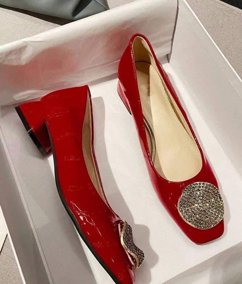 ✨ كوليكشن "أناقة بلا حدود" وصل الآن! ✨
​لأنكِ تستحقين التميز في كل خطوة، جمعنا لكِ تشكيلة من الأحذية الراقية التي تجمع بين الراحة المطلقة والتصاميم العالمية. 👠
​سواء كنتِ تبحثين عن إطلالة رسمية للمكتب، أو لمسة فخمة لمناسباتكِ الخاصة، مجموعتنا الجديدة توفر لكِ:
​تنوع مذهل: من أحذية "الفلات" المريحة إلى الكعب المتوسط الأنيق.
​خامات فاخرة: جلود لامعة، شمواه، وتفاصيل من التويد والكريستال.
​ألوان عصرية: الأحمر الجريء، الأسود الملكي، النيود الهادئ، والأزرق السماوي.
​لمسات مميزة: إكسسوارات ذهبية وكريستالية تضفي بريقاً خاصاً على قدميكِ.
​✅ متوفر بمقاسات مختلفة لتناسب الجميع.
✅ توصيل سريع لجميع المحافظات.
​💡 كيف تحصلين على السعر؟
​لمعرفة السعر علق بـ "تم" ليصلك باقي التفاصيل والسعر تلقائياً عبر الرسائل! 📩
​(لا تنسي الإعجاب بالصفحة لمتابعة كل جديد في عالم الموضة!)
​#موضة #أحذية_نسائية #شياكة #كوليكشن_جديد #تسوق_أونلاين #أناقة_أنثوية


**إذا كنت صاحب هذا الإعلان وتريد حذفه لأي سبب، رجاءا أرسل رسالة إلى الدعم الفني**