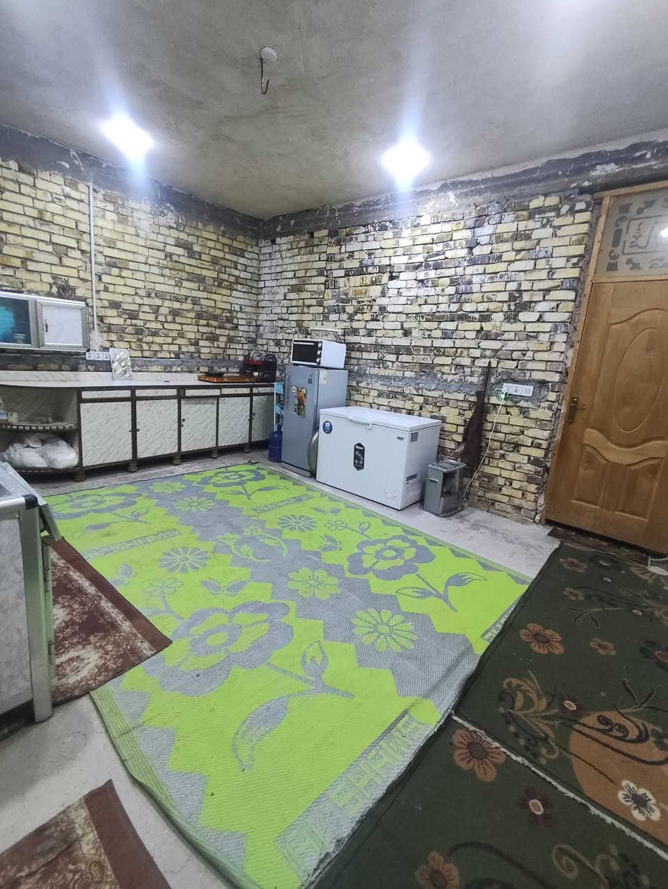 دار للبيع في الدبله شارع البصيره مقابيل الحسينيه فرع فؤاد الحداد ..
دار مساحه ١٥٠ م مربع واجهية ١٠ نزال ١٥ يحتوي ع استقبال ومطبخ وغرفة نوم وهول كبير وصحيات خارجيه ومجمع صحيات داخلي كبر والطابق الثاني غرفه نومه ٧.٥ *٥.٥ كبيرة غير مسقفه للاستفسار عالخاص او عالرقم ***********
***********
