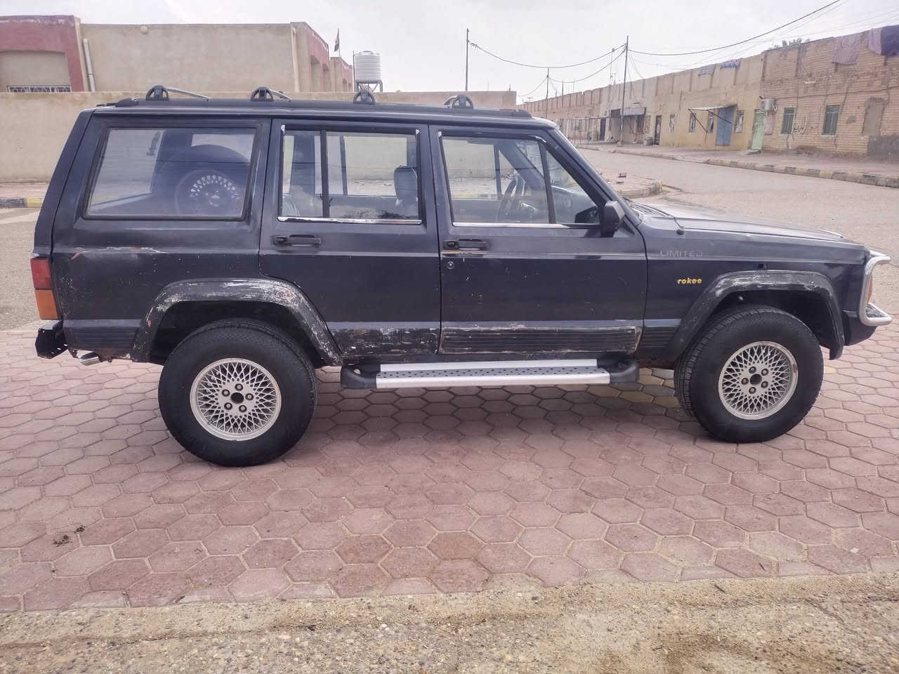 السلام عليكم للبيع جيب شيروكي موديل 92 رقم بغداد تحويل سنويه جديده لحد 30 مكينه وكير  بطه ثنين ونص جدد كهربائيات شغاله باتري جديد تخم تاير سياره جاهزه مابيهه نقص ترايك للبصره السعر 38وبيهه مجال قليل العنوان واسط قضاء الاحرار  الاستفسار اتصل على الرقم ***********
