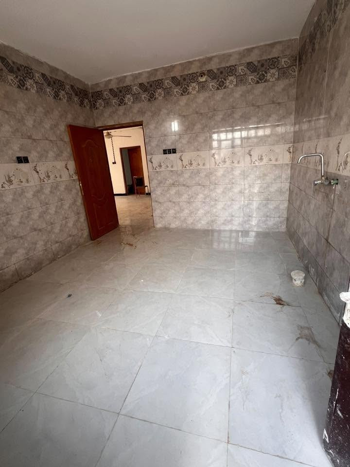 السلام عليكم للبيع بيت في السهيلية الفرع المقابيل بيت عدنان الزرفي بلزراعي المساحة ١٧٠ متر البيت مرمم جديد السعر ٧٥ مليون ***********
