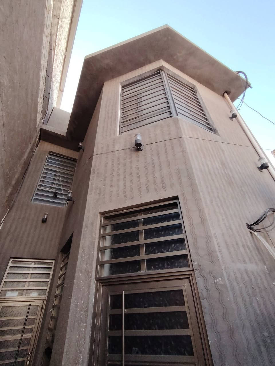 السلام عليكم
الدار للبيع المساحة 100 متر طابقين الواجهة 5م والنزال 20م
-الشارع بعرض 15 متر
-الموقع النجف حي الجامعة منطقة ال 28 قرب مدرسة الرفاه.

يتكون الدار من :
3 غرف
و 3 صحيات داخلية وخارجة

يتكون:
الطابق الأرضي من استقبال وصالة ومطبخ وغرفة وصحيات داخلية وخارجية
والطابق الاول غرفتين وصالة وصحيات
والطابق الثاني بيتونة وسطحين

للأستفسار الأتصال: 
(***********) اتصال او واتساب
