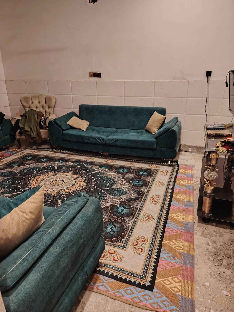 تخم السعر ٤٠٠عشر مقاعد العنوان بغداد زعفرانيه وبي مجال قليل ***********
