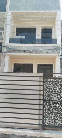 مشتمل ٨٠م • طابقين مسلح • قرب خدمي السريع