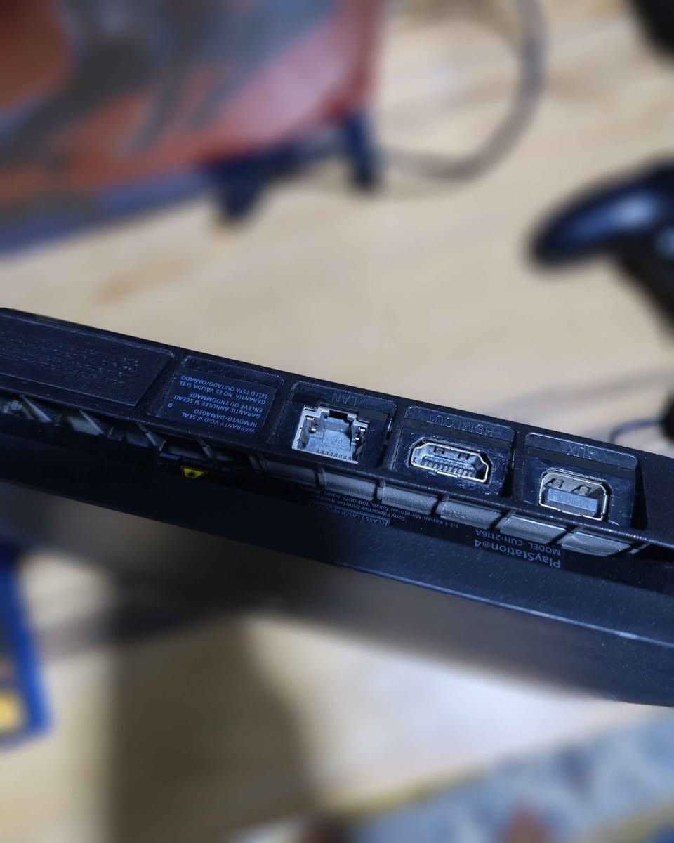 بلي فور سلم – ذاكرة 500
✨ نضيف كلش، أخو الجديد، لوك ستيكر
💯 الجهاز حلو وجديد مال جناي
✅ شرط الفحص
🧩 كارتون متوفر
🎮 جوستكات عدد 2 بعدهن جدد
💿 يجي وياه قرص واحد درايفر
⚽ ولعبة بيس 2026 مخزونه داخل الجهاز 
📍 المكان: البصرة – التنومة –
قرب فلكة أبو مهدي المهندس
📞 الشراي يتصل ويدلل: *********** البصرة, العراق
