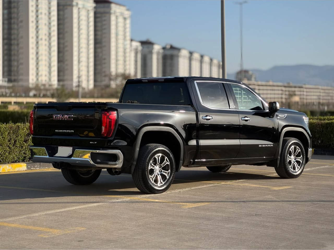 ‎کوردی / عربی 

‎بسم الله الرحمن الرحيم

GMC SIERRA 2025 SLE  V8 4X2
ماشەڵا سەیارەیەکی ڕاقی و کەشخە و کەممەسرەف
ژمارە کاتیەو کاتی نەشکاوە و ٣ مانگ کاتی لەگەڵە 
مەکینە ٨ پستۆن ٥.٣  و گێڕی ١٠ نمرە مەرغووب 
هیچ کێشەیەکی نیە و دەعامی بۆ دەعامی بە شەرت
تاک ئەکسلە 4x2 و ٢٧ هەزار میل ڕۆیشتوە 
دەرگا گەورەو بۆدی کورت مەرغووب ✅

نرخ 💵(( 315 ))💵 وەرەقە ومعامەلە 

مواسەفات SLE
 بەصمە و شەغال وشاشە گەورە و گێچ ئەلکترۆنی 
قاسە و حاسە و کامێرا  و ناڤیگەیشن و ئاوێنە کارەبا 
برێک بەصمە و ئۆتۆ ستارت و ستۆپ و کامل ڕادار
سنوق فەتحە و شەفت و قادرمە و ناوبۆدی بیلاد 
کوشن و سوکان کارەبا و خزن هیتەر  سوکان هیتەر 
تەبرید ٢ زۆن نزامی سبلیت و تەبرید مەرکەزی 
سوکان ڤۆلیۆم و دیاری کردنی خێرایی و تحکم رادار
و لایتی پێشو دوا کامل لید و دەبڵ عەدەسە 
زۆر مواسەفاتی تر …

رەقەم شانصی : 1GTPHDED1SZ161580

پێشی کەپسە و حادیسەی لای سایەقی هەیە 
چەمەلغی پێش و دوای سایەق بۆیاخە لەگەڵ شان
تەنها ئێرباگی شان تەقیوە و وەک بیلاد دانراوەتەوە

ڤیدیۆی کاملی سەیارەکەم لایە کڕیار داوا بکات ✅

📍شوێن : سلێمانی 

***********-***********☎️
ڤایبەر و واتئاپی لەسەرە 
————————————-
جمسی سیرا مدیل ٢٠٢٥ مواصفات SLE V8
ماشاءالله سيارة راقية و قوية و عملية جدا 
رقم مؤقت و ما مكسور بي مجال ٣ شهور للترقيم
محرك ٨ سلندر ٥.٣ قوة ٣٥٥ حصان و ١٠ نمر مرغوب
سيارة ما بيها اي نواقص دعامية لدعامية بشرط 
سيارة توو ويل 4x2 و ماشي ٢٧ الف ميل فقط 
بدي قصير و باب طويل مرغوب 

سعر (( ٣١٥ )) ورقة و بيها مجال 

مواصفات SLE
بصمة و تشغيل عن بعد و گيج إلكتروني و مري شفت شاشة كبير و حساس و كاميرا و رادار ٣٦٠ درجة 
سندوق فتحة و شفت و درج و بيها كفر بدي بلادي 
كشن و ستيرن كهرباء و خزن و تدفئة و ستيرن تدفئة 
بريك بصمة و اوتو ستارت و ستوب و تحكمات ستيرن 
لايت امامي دبل عدسة  كامل LED  و بروجكتر
تبريد نضام سبلت ٢ زون و تبريد مركزي 
بعد هواي مواصفات..

رقم شاصي:  1GTPHDED1SZ161580

سيارة بجم كبس بيها حادث جهة سائق 
جاملخ امامي و خلفي و تكمة صبغ
ارباك بس تكمة طاك و راجع نفس بلادي

عندي فيديو كامل سيارة شراي آطلب و تدلل ✅

📍عنوان السيارة: سليمانية 

*********** - ***********☎️
فايبر و واتساب موجود السليمانية, العراق
