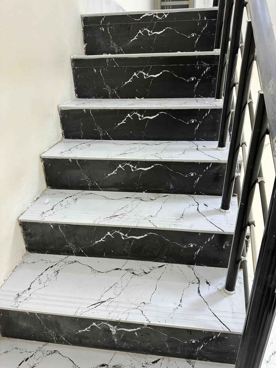 اهلام مكتب واثق المياحي  ***********
للبيع في الكوت
مشتمل 100 متر في الخاجية الخدمات طابقين بناء حديث بعده ما مسكون 
الطابق الاول غرفة وهول ومطبخ واستقبال ومجموعتين صحية 
الطابق الثاني غرفتين وهول داخلي وصحيات 
للاستفسار التواصل مع المكتب ***********
