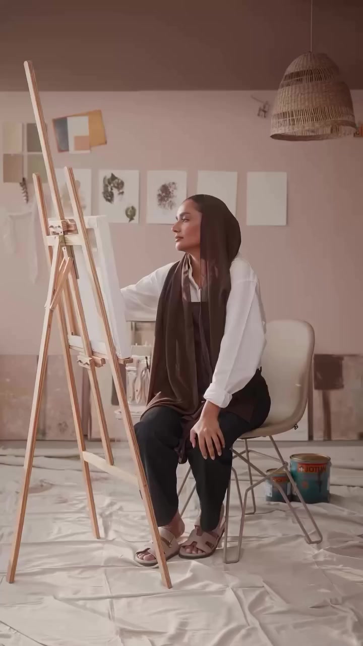 في بيوت تحس إنها تعيش معك.
تتغير مع الضوء،
وتكبر مع الوقت.
ما تحاول تخبي الأثر،
ولا توقف الزمن.
تفهم إن الجمال يجي من الاستمرارية.
الألوان هنا تساعد المكان يتقبل الوقت بهدوء.
وهذا كان منظور الsoulful spaces لهالفكرة.

الشعب-شارع عدن-مجاور مطعم حجي عادل

***********
