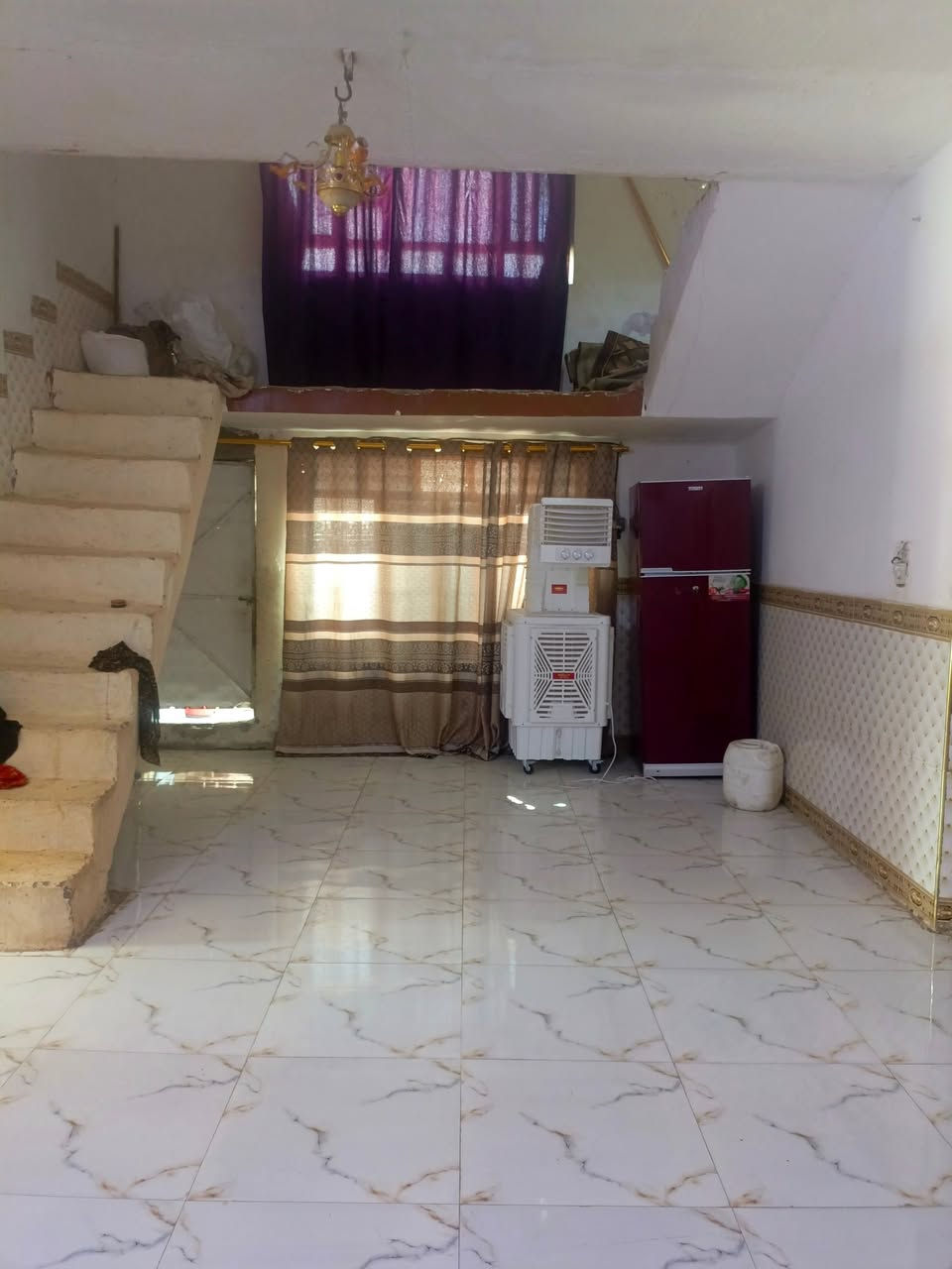 سلام عليكم بيت للبيع في حي لعسكري لثانيه قرب لمشروع 200متر طابو صرف بناء طابوك بي غرفتين وصاله ومطبخ وبراني لسعر 73وبي مجال بيع مستعجل سعر عرصه ***********
