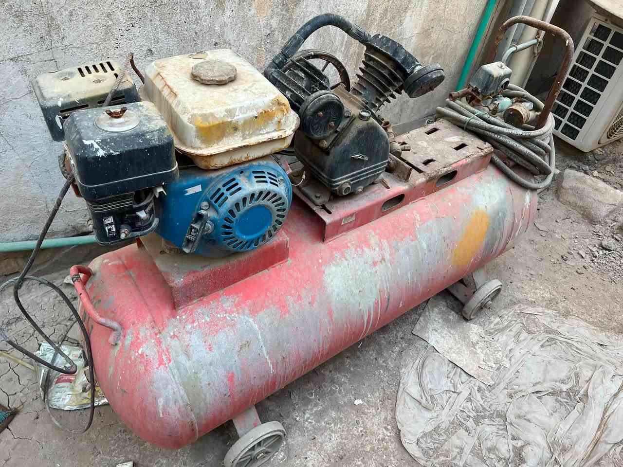 كمبريسر انجيكو 50 لتر شغال يحتاجله مسدس والكمبريسر الثاني متروك مكاني بصره الرقم ***********
