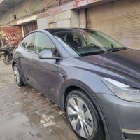 تيسلا موديل y 2023 بسعر مناسب ماشيه ٢٥ ميل حداثه جاملخ وباب سائق بيه ق...