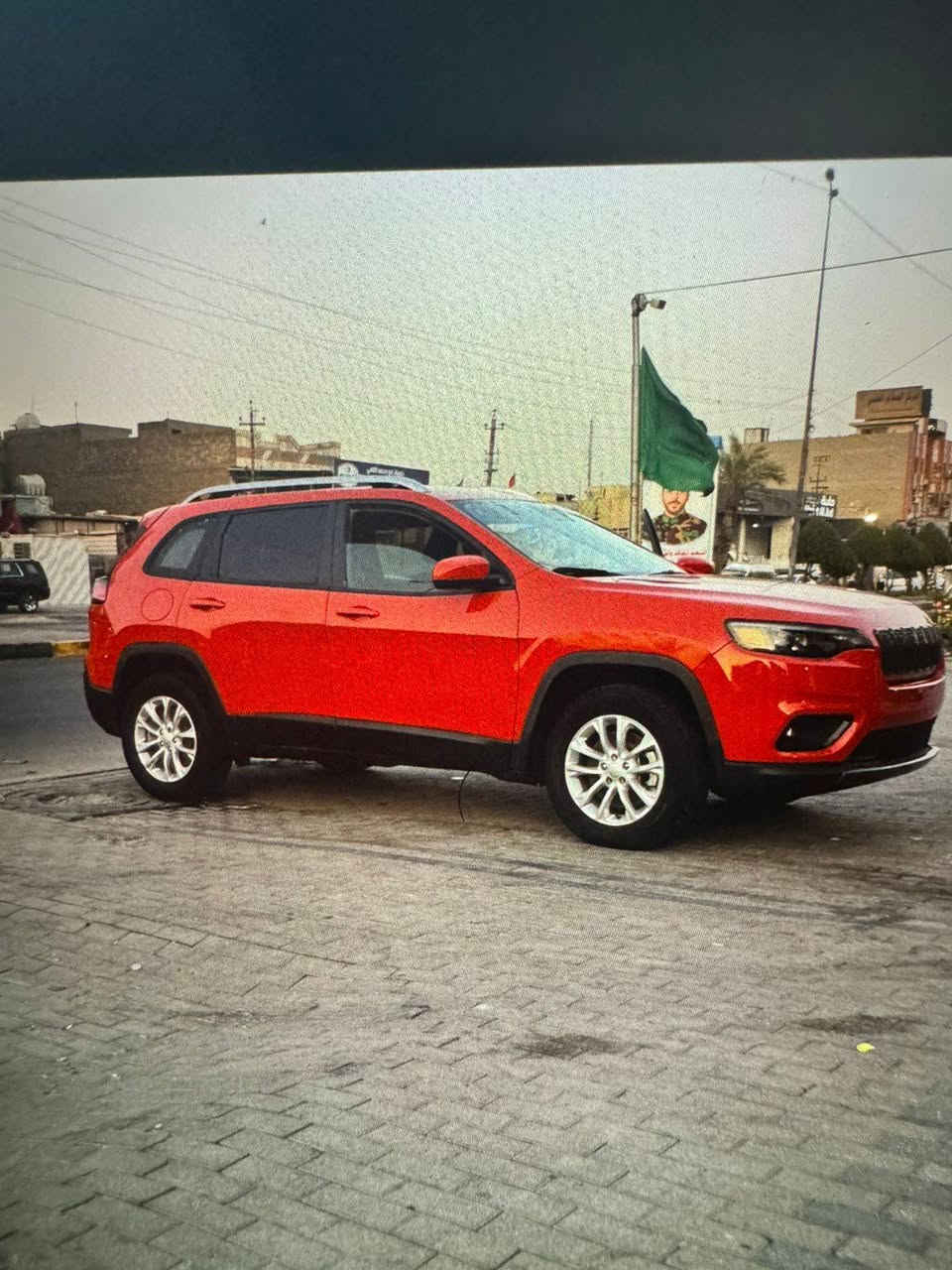 سلام عليكم سياره جيب شيروكي شكل بزون موديل 2021 وارد امريكي مكينه 2400 سياره فور ويل ضربتها بجم سياره جاهزه عوزها نوقص بسيط رقم بغداد الاستفسار على رقم ***********
