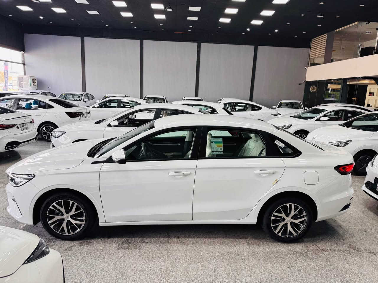 ا2026 Geely Emgrang
سفر.کم تەنها رەقەم.کراوە.٦٠٠کم رۆشتووە
ضمان 5 ساڵ.بەسمە.شاشەکامێرا.
حساس ويل کەپ ته بريد لەمس.
ئاوینەئیشارەت بلوتوس. تحديد سورعه.
شغال. ته بريد مه رکەزی.لايت وبه كلايت ليد. 
مۆبایل.*********** أربيل, العراق
