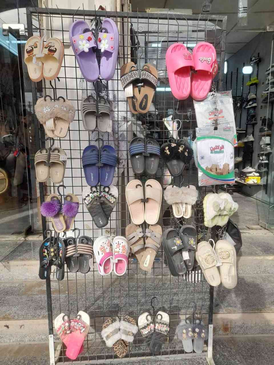 محل احذيه وسليبرات للبيع لعدم التفرغ في حي البساتين شارع الضباط موقع تجاري للاستفسار ***********
