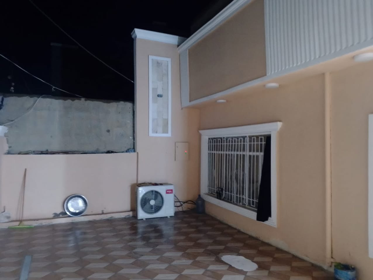 الدار للبيع حي 17 مساحه 230م قرب مدرسه المشاعل الابتدائيه بناء ترميم جديد ارضيه بورسلين بياض. تاسيس ماء ومجاري جديد وبناء طابوق وسقف صب الواجهه 11 والنزال 21 للاتصال على رقم ***********
